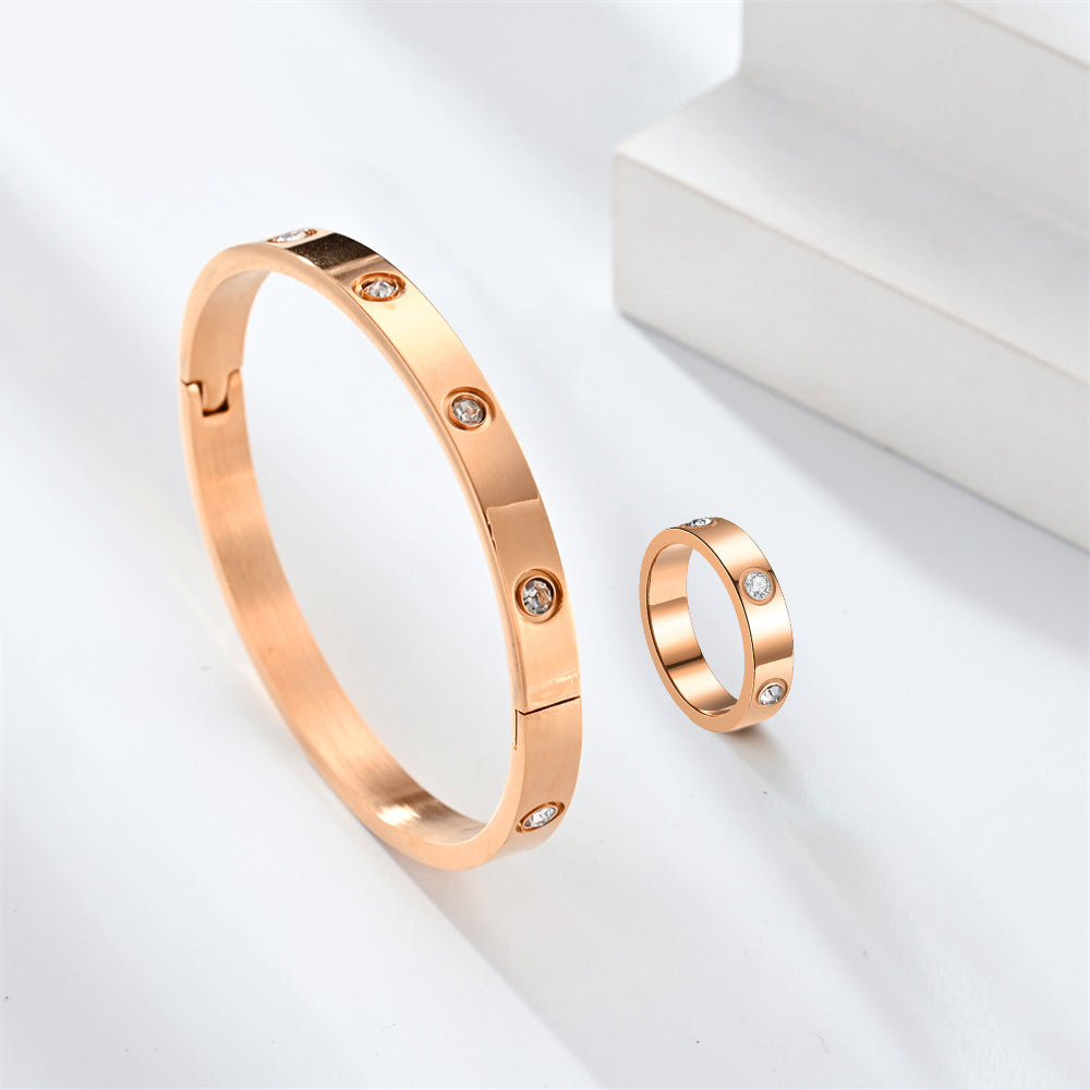 2023 European And American Fashion New Niche Carved Corrosion Diamond Ring Bracelet Couple Suit Source Manufacturer