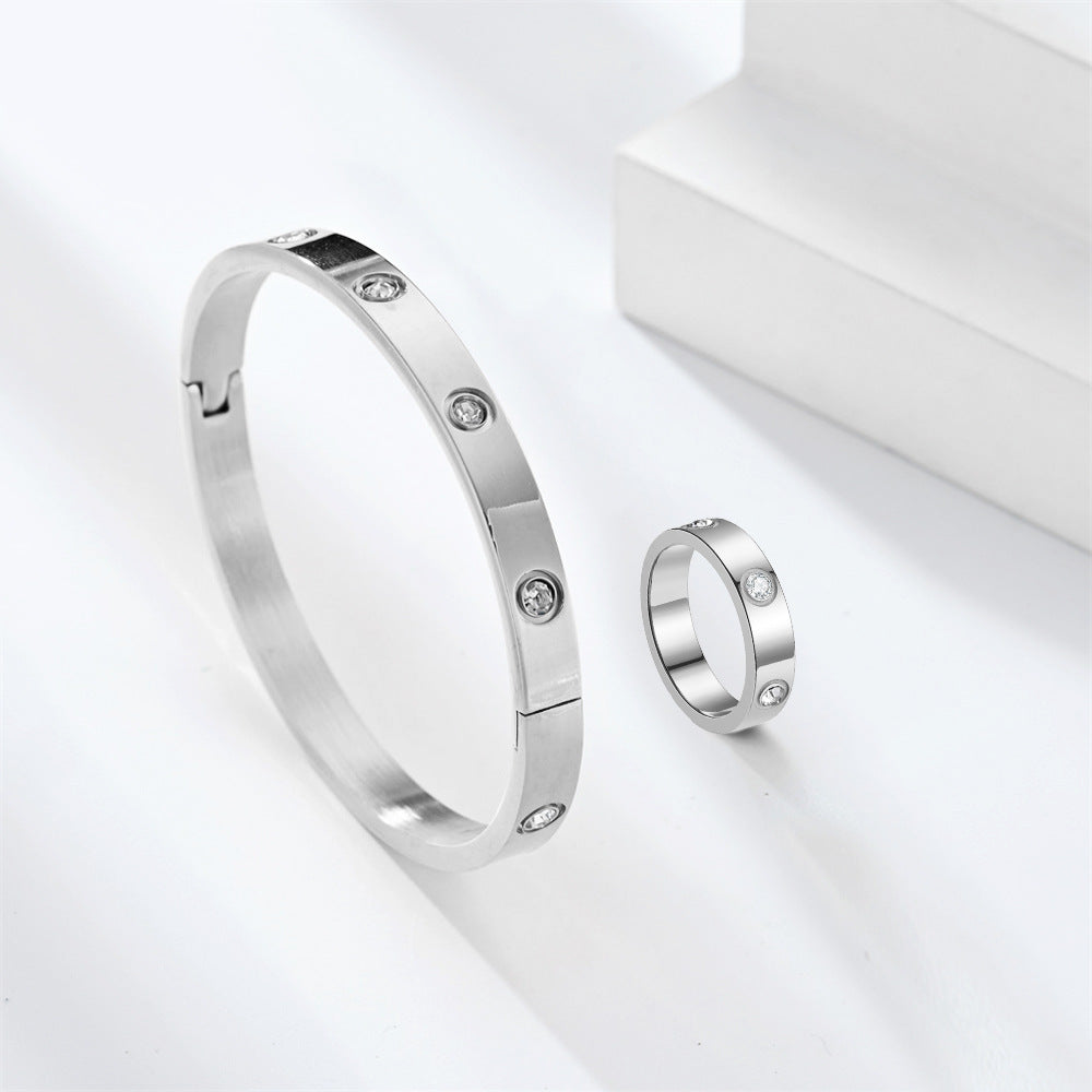 2023 European And American Fashion New Niche Carved Corrosion Diamond Ring Bracelet Couple Suit Source Manufacturer